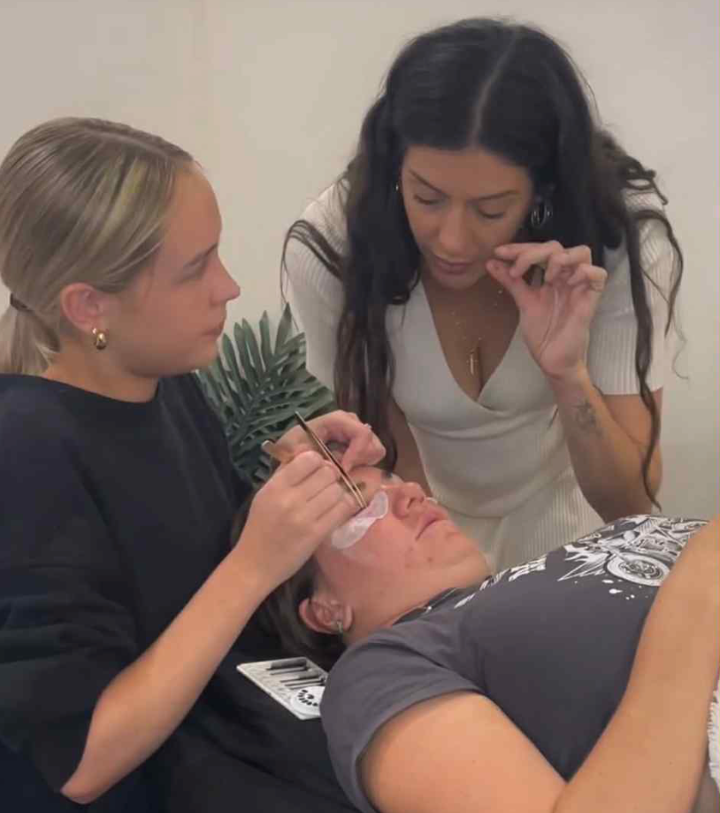 1:1 IN PERSON CLASSIC, HYBRID & VOLUME PREMADE EYELASH COURSE